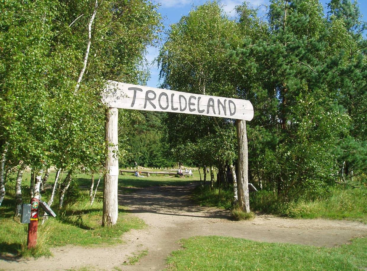 Holztorbogen mit Aufschrift Troldeland