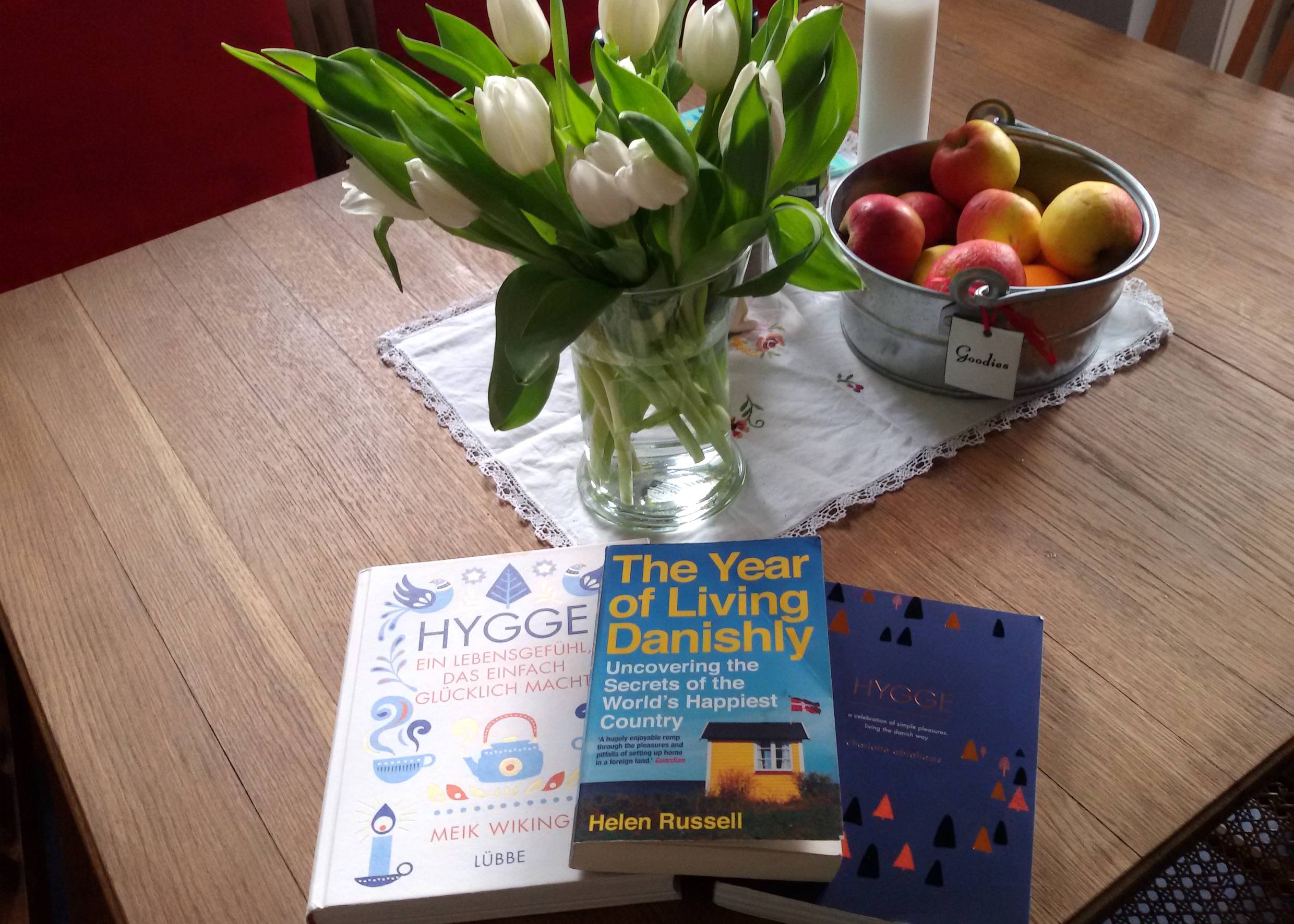 Verschiedene Bücher zum Thema hygge auf einem Tisch