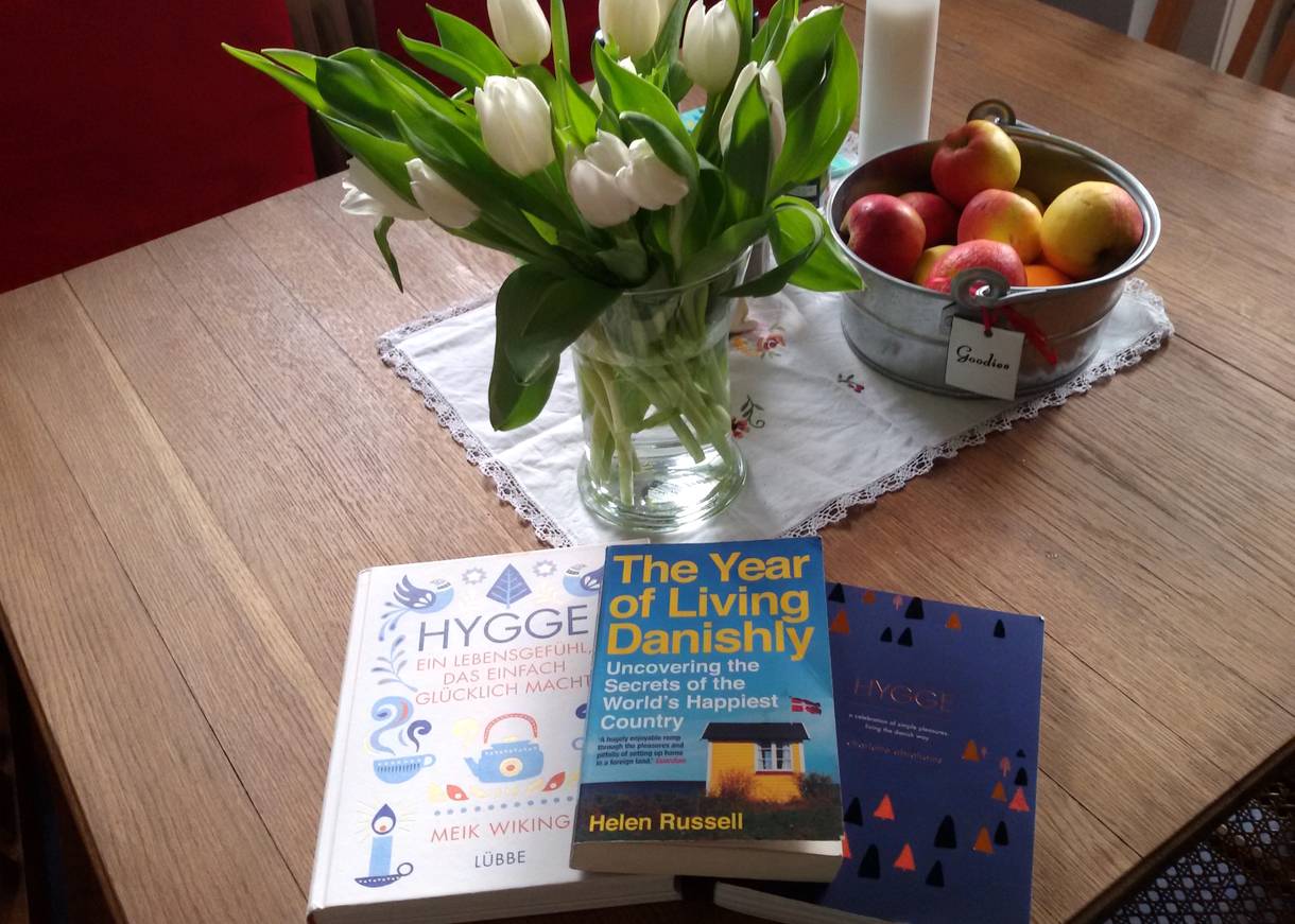 Verschiedene Bücher zum Thema hygge auf einem Tisch