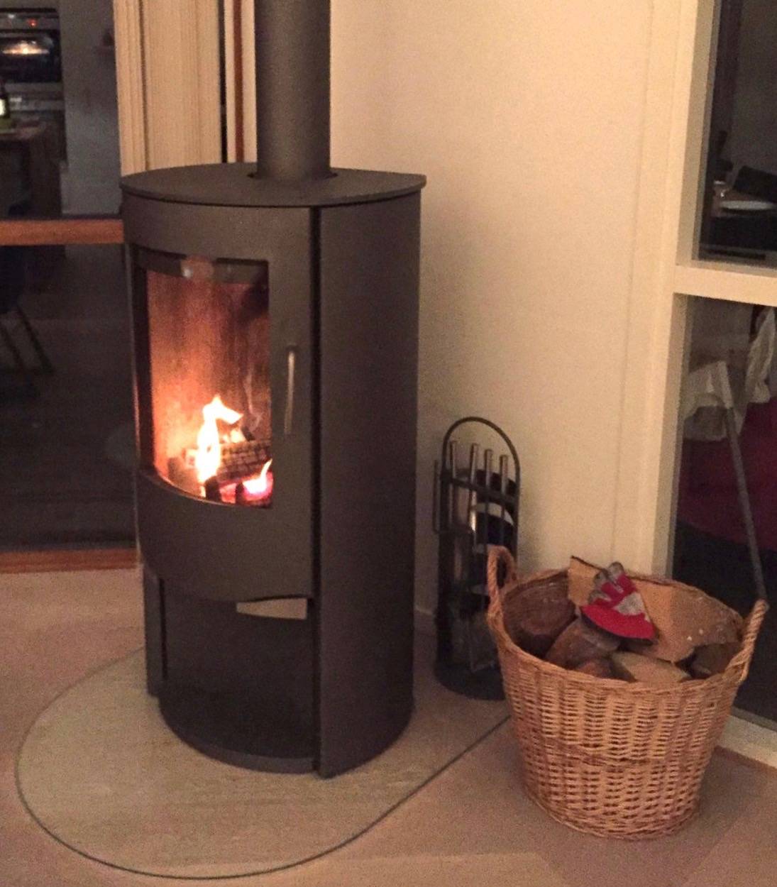 Brennender Kamin im Ferienhaus