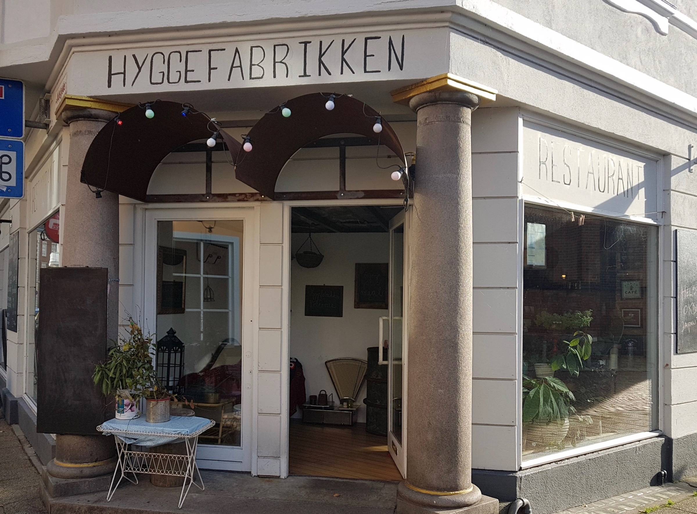 Eingang eines Restaurants namens Hyggefabrikken