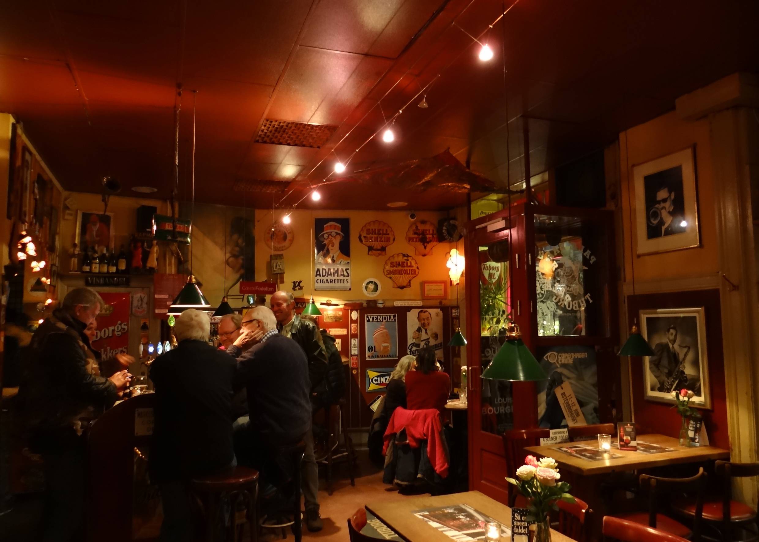 Männer an der Theke in einer Bar