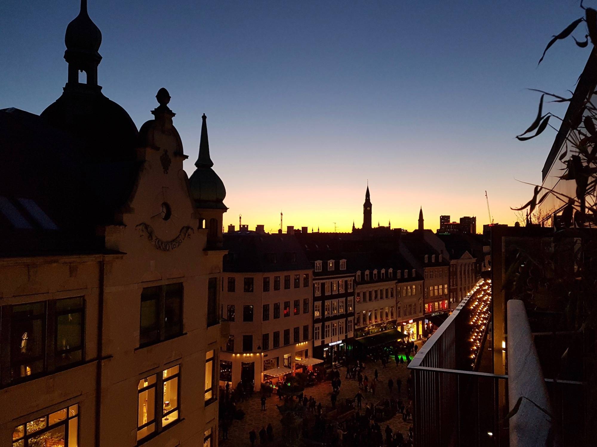 Ausblick über die Fußgängerzone im Sonnenuntergang