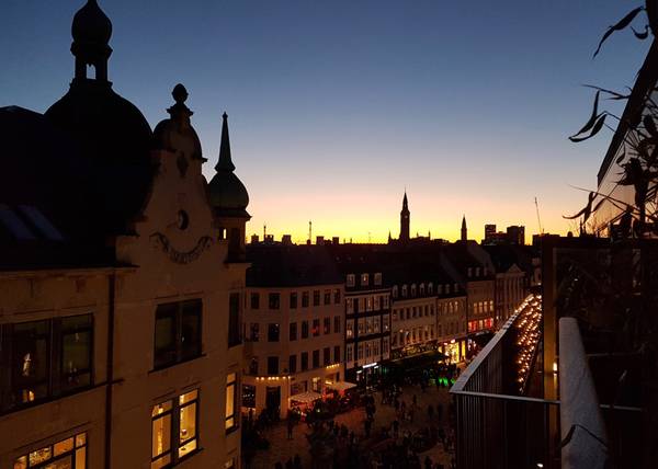 Ausblick über die Fußgängerzone im Sonnenuntergang