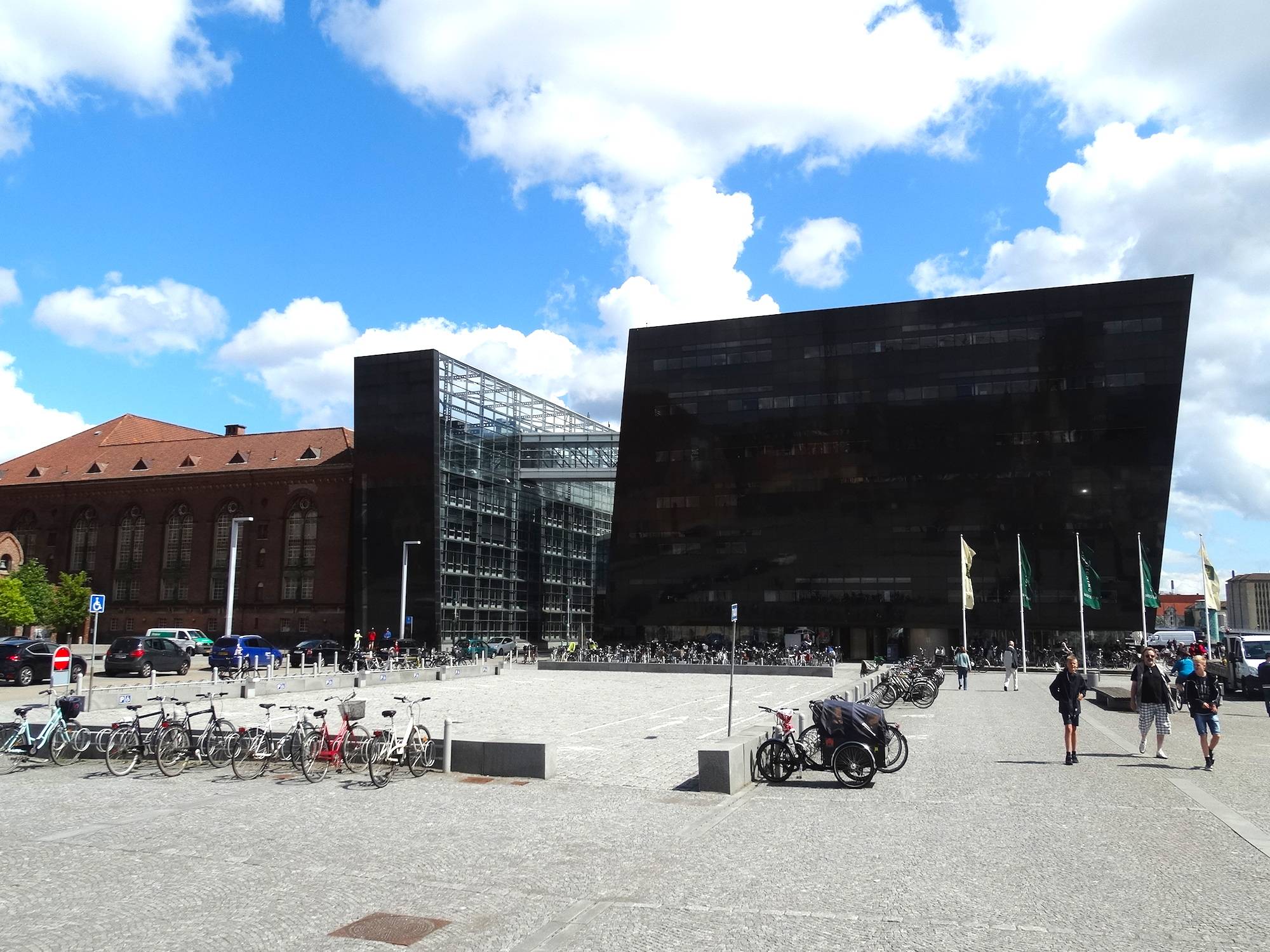 Die Bibliothek mit Neu- und Altbau von der Seite