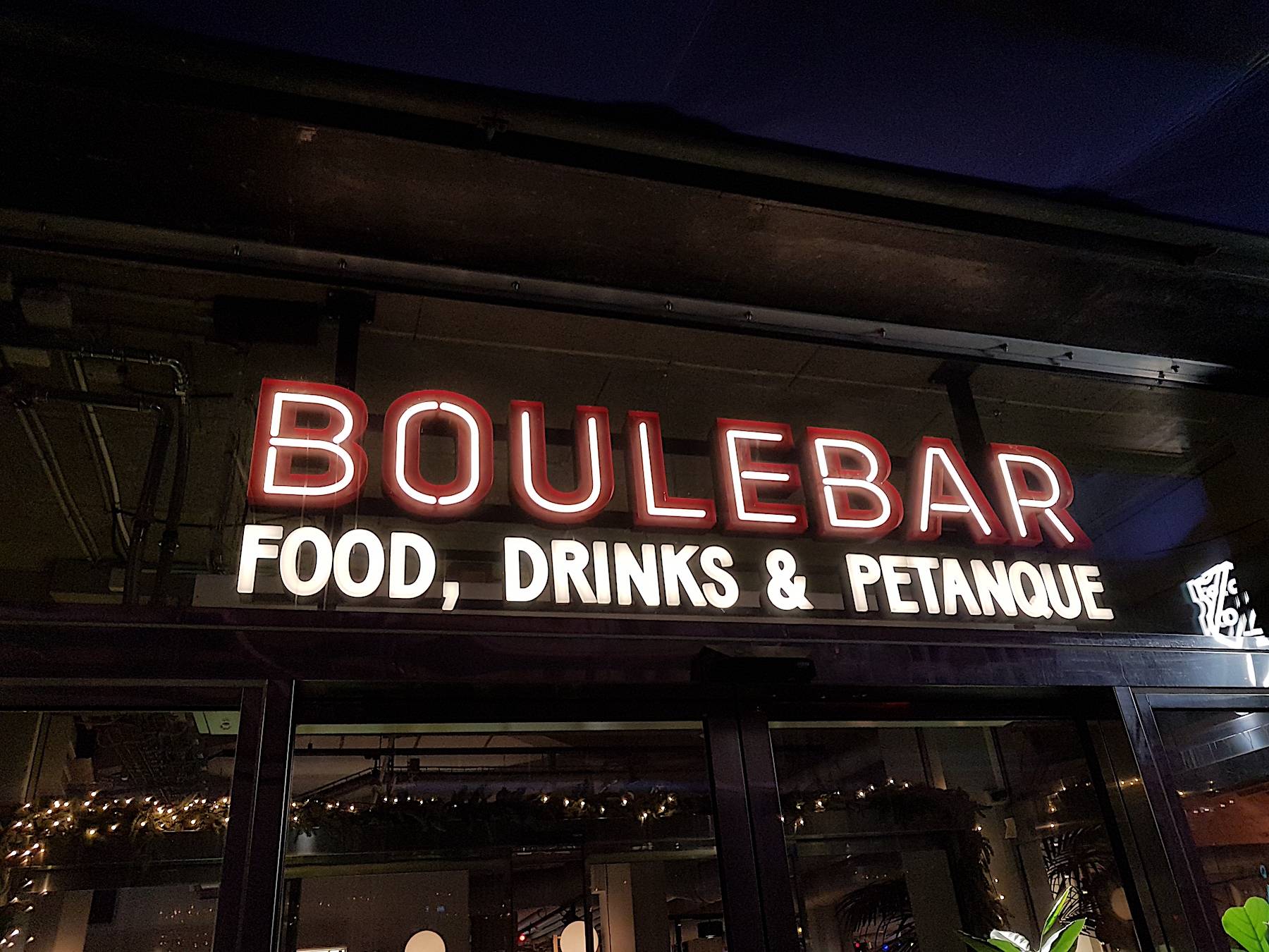 Neonschrift über einer Bar