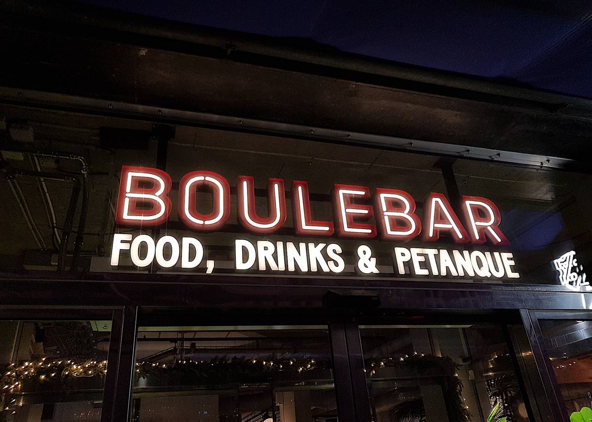 Neonschrift über einer Bar