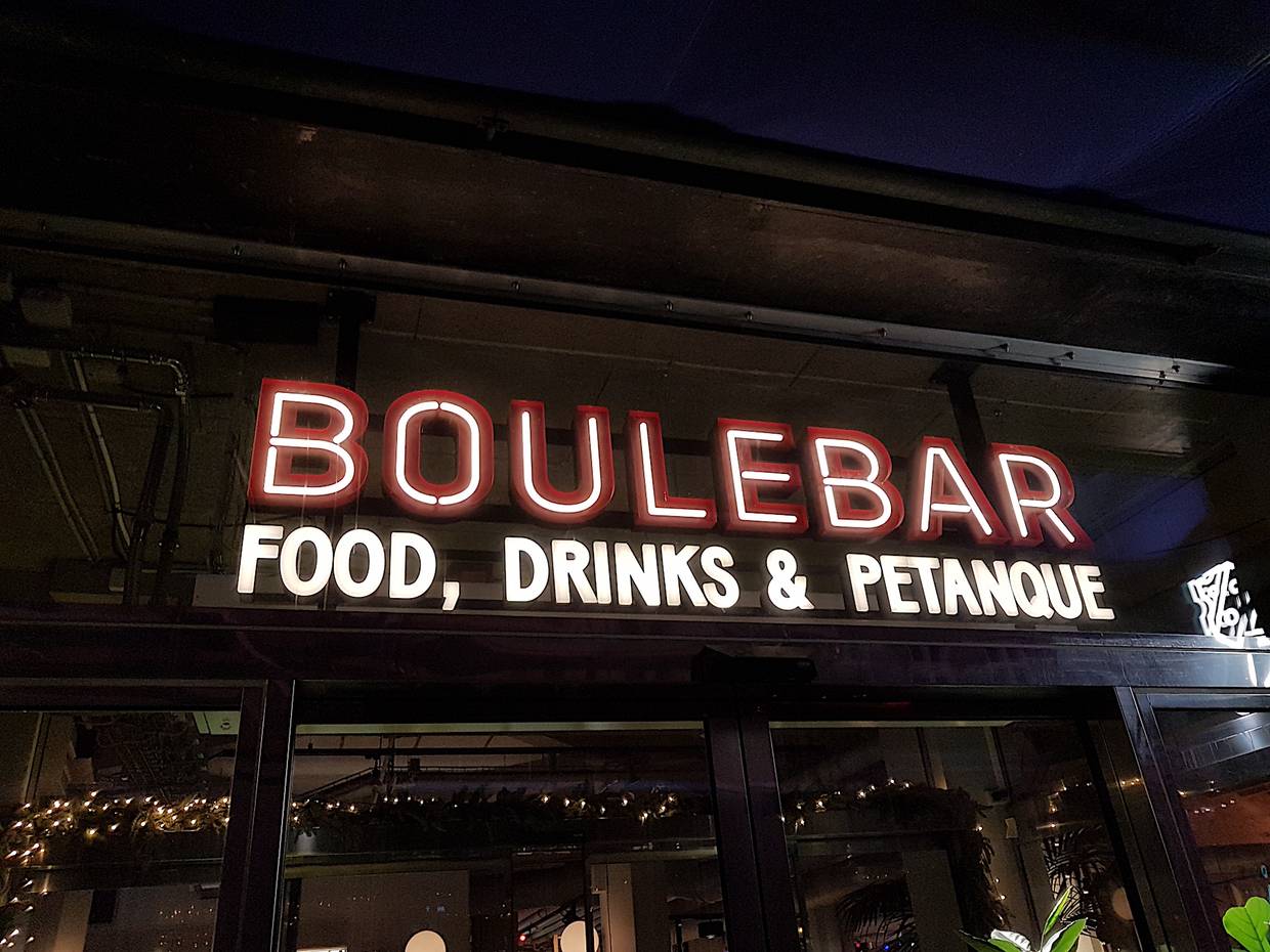 Neonschrift über einer Bar