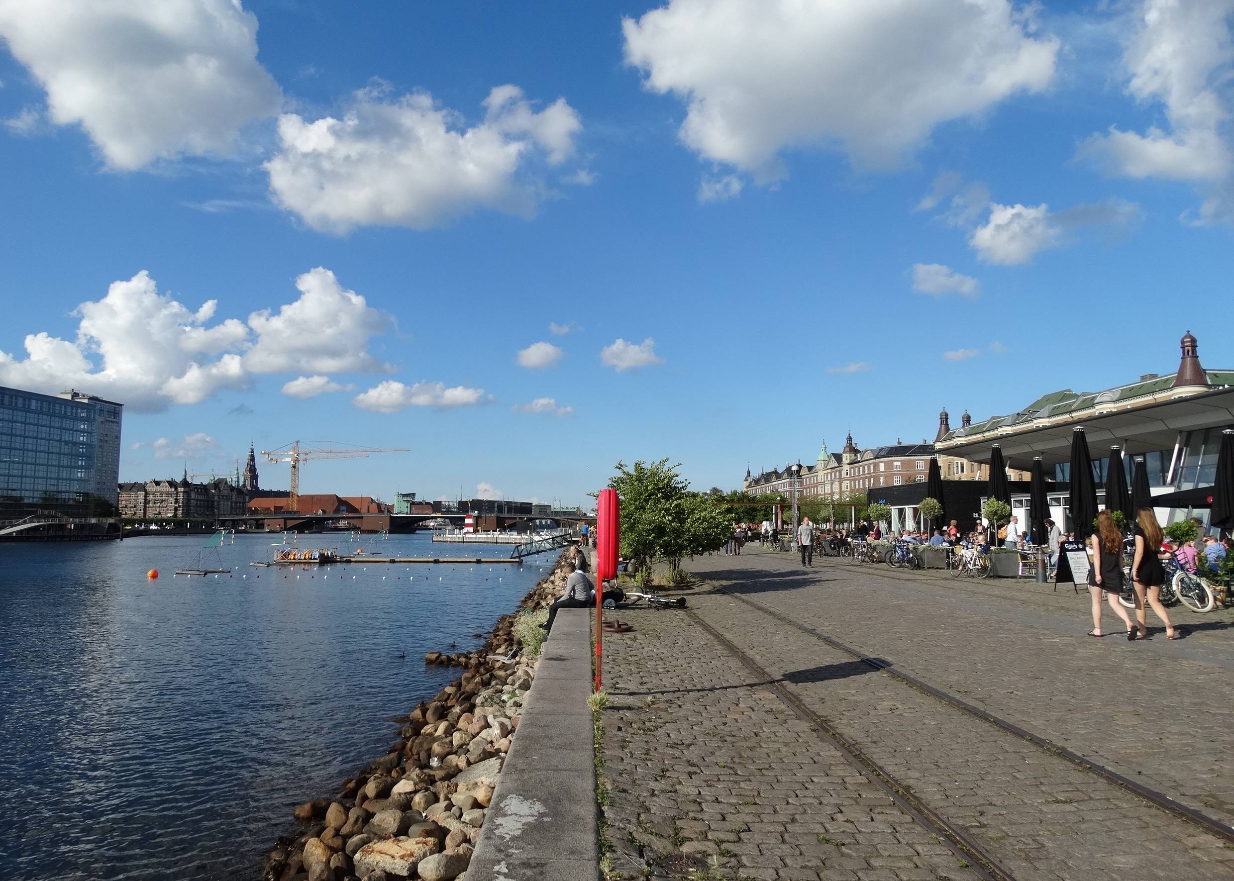 Die Kaimauer am Innenhafen mit Cafés und Badestegen