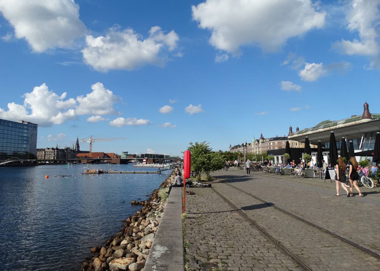 Die Kaimauer am Innenhafen mit Cafés und Badestegen