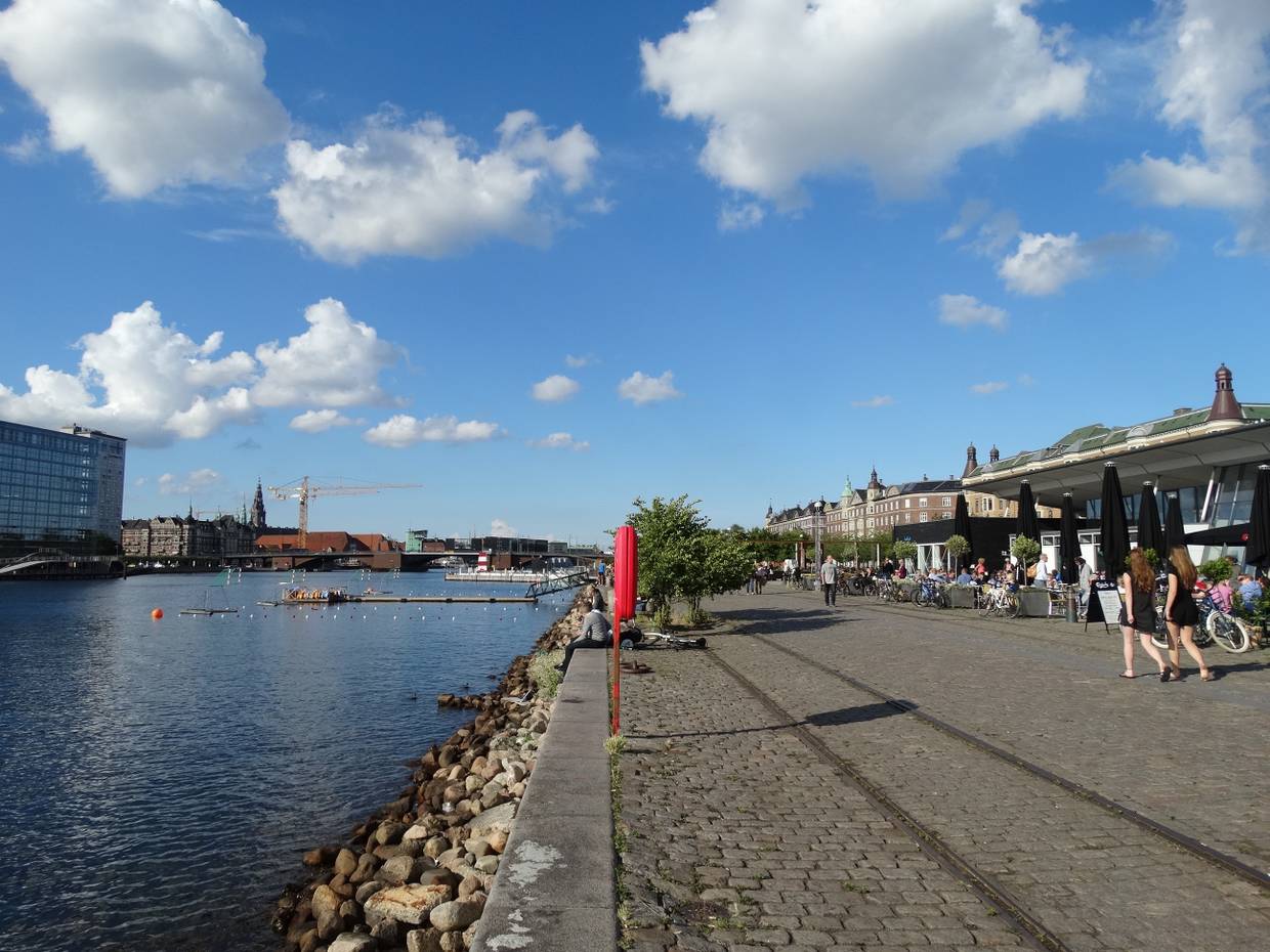 Die Kaimauer am Innenhafen mit Cafés und Badestegen