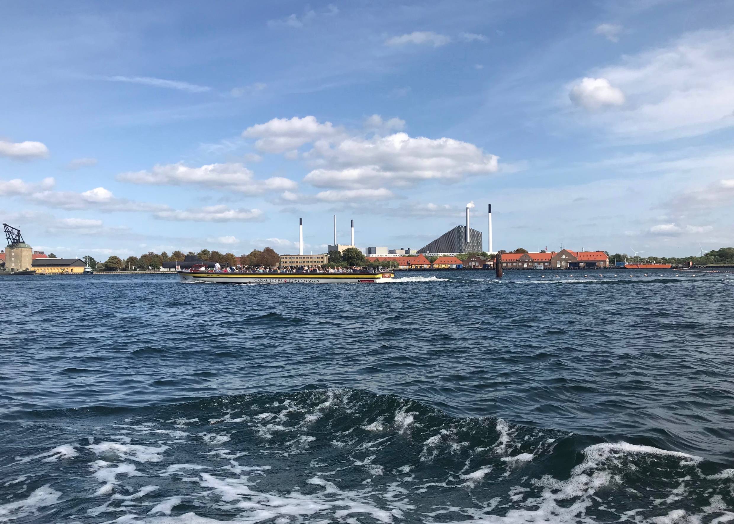 Blick über den Hafen von Kopenhagen, in der Mitte ein Ausflugsboot