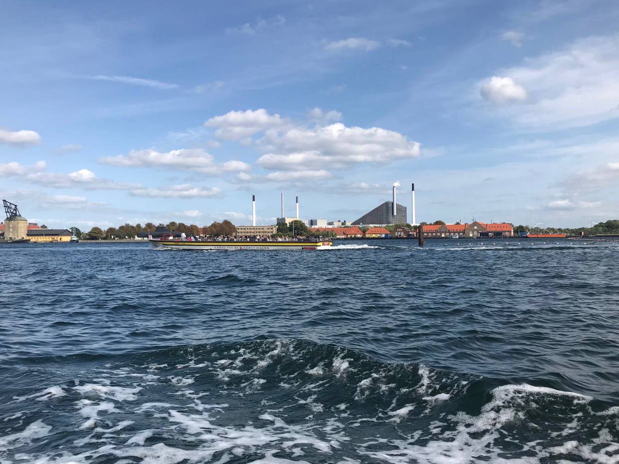 Blick über den Hafen von Kopenhagen, in der Mitte ein Ausflugsboot