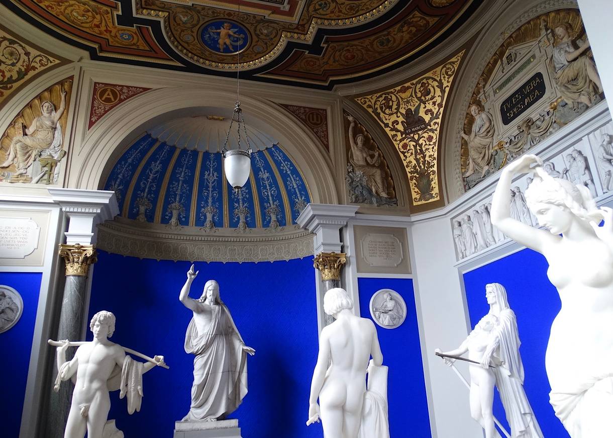 Marmorfiguren in einer leuchtend blau dekorierten Halle