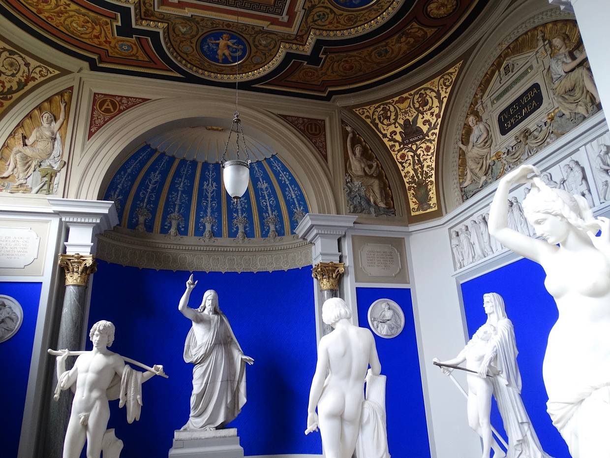 Marmorfiguren in einer leuchtend blau dekorierten Halle