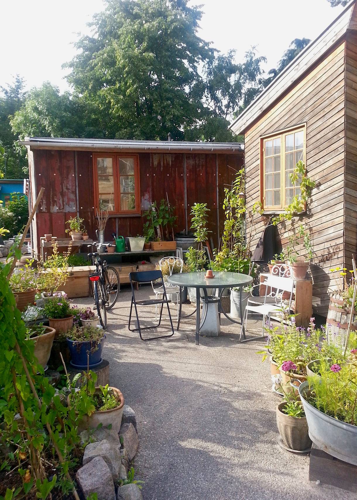 Kreativ gestalteter Graten vor selbsgebautem Haus