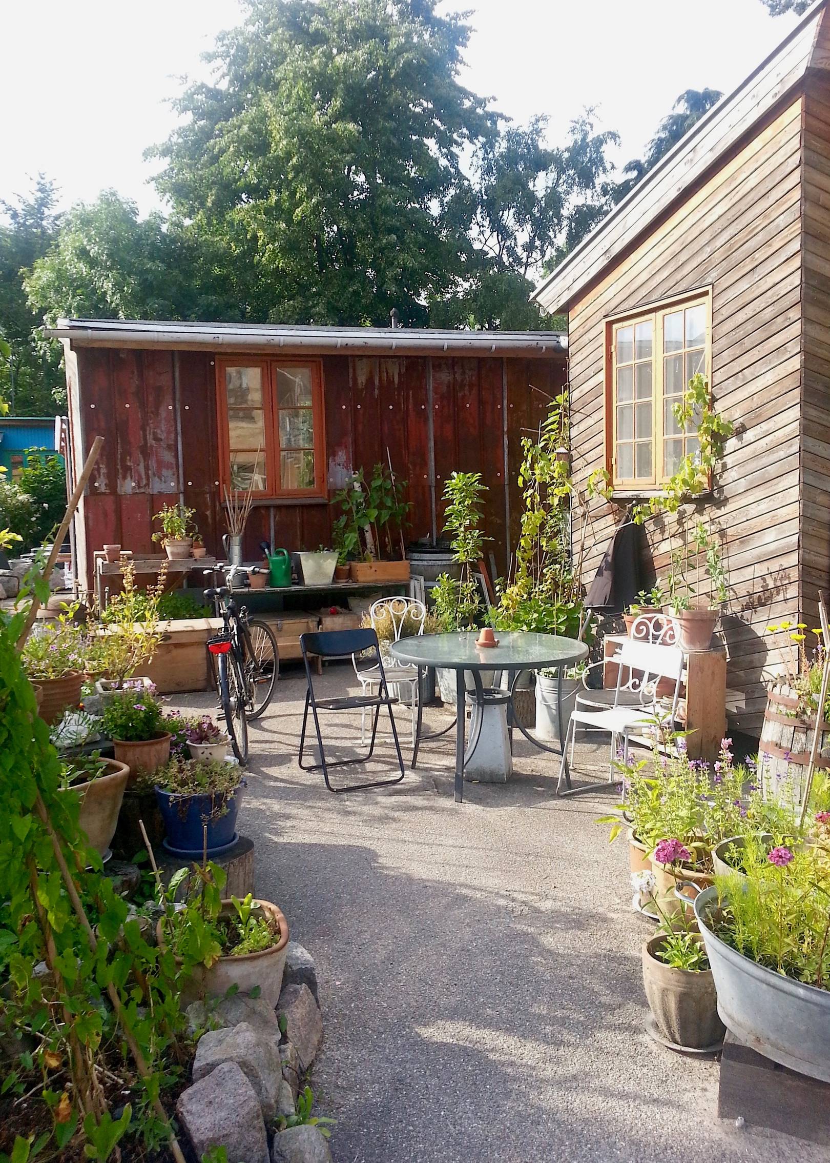 Kreativ gestalteter Graten vor selbsgebautem Haus