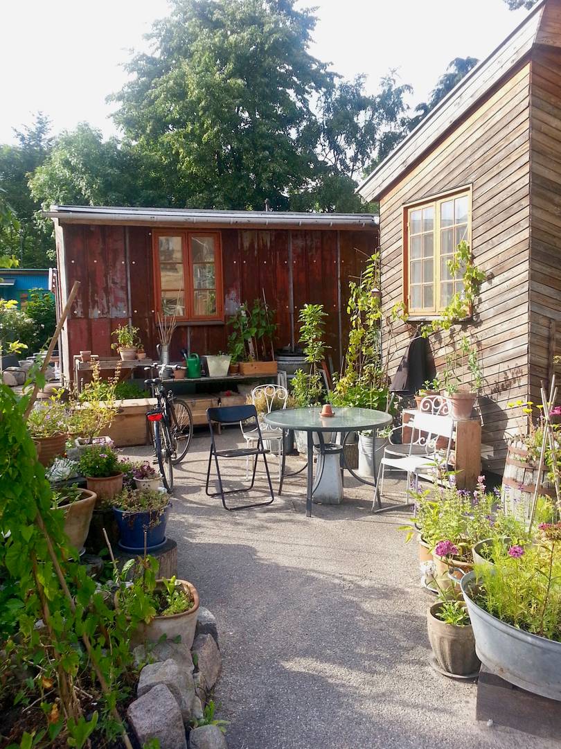 Kreativ gestalteter Graten vor selbsgebautem Haus