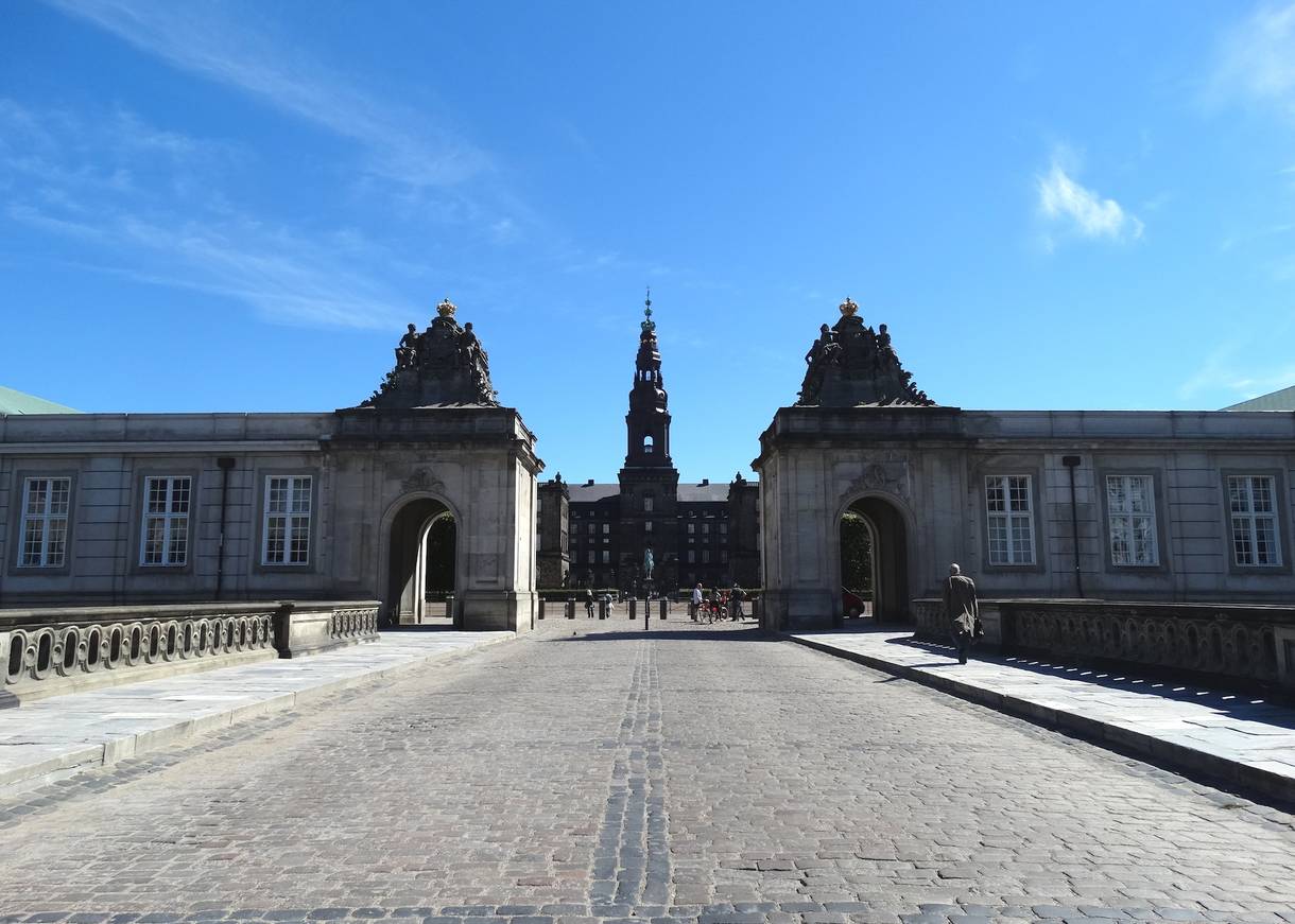 Blick über eine Kopfsteinpflasterstraße zum Schlossturm
