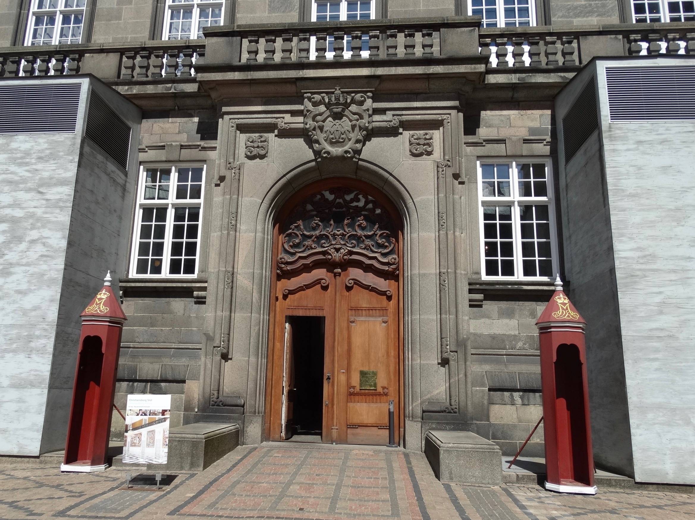 Holztür in einem steinernen Portal
