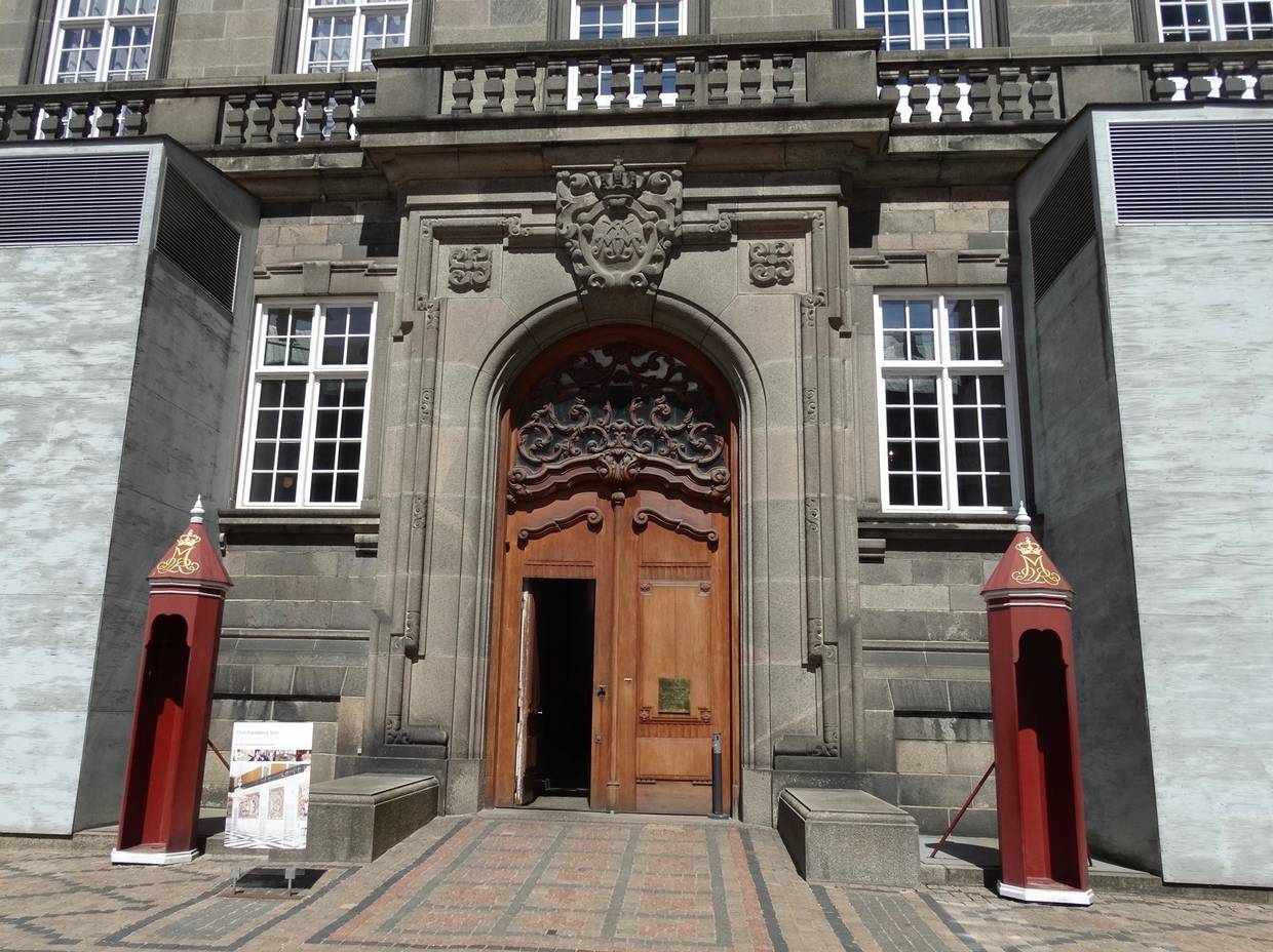 Holztür in einem steinernen Portal