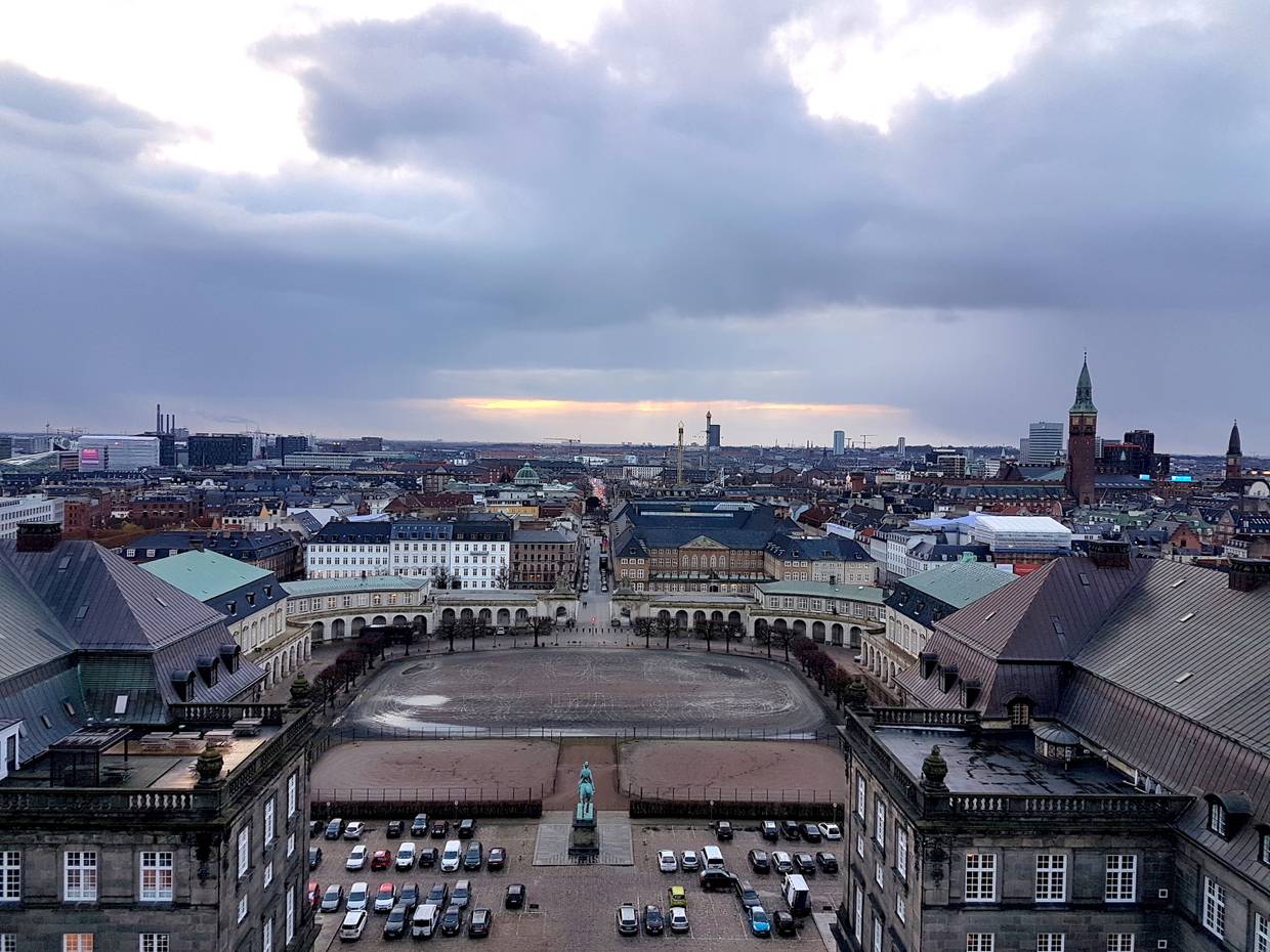 Blick auf den Hof von Christiansborg bei grauem Herbstlich