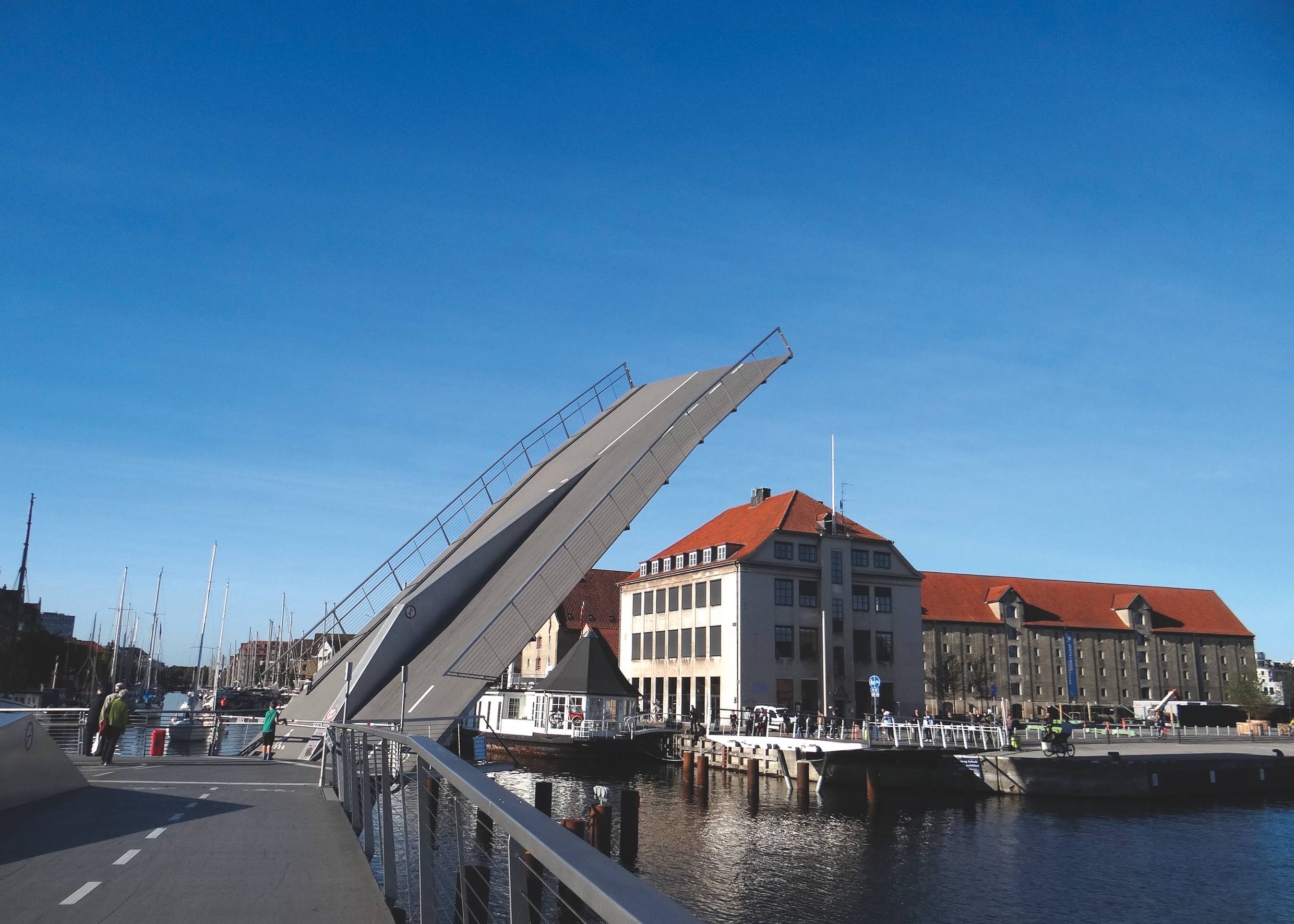 Geöffnete Klappbrücke für Fahrradfahrer
