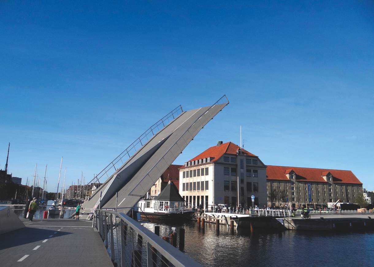 Geöffnete Klappbrücke für Fahrradfahrer