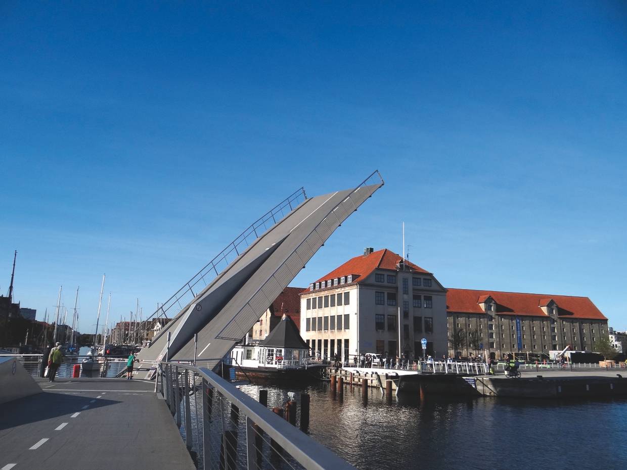 Geöffnete Klappbrücke für Fahrradfahrer