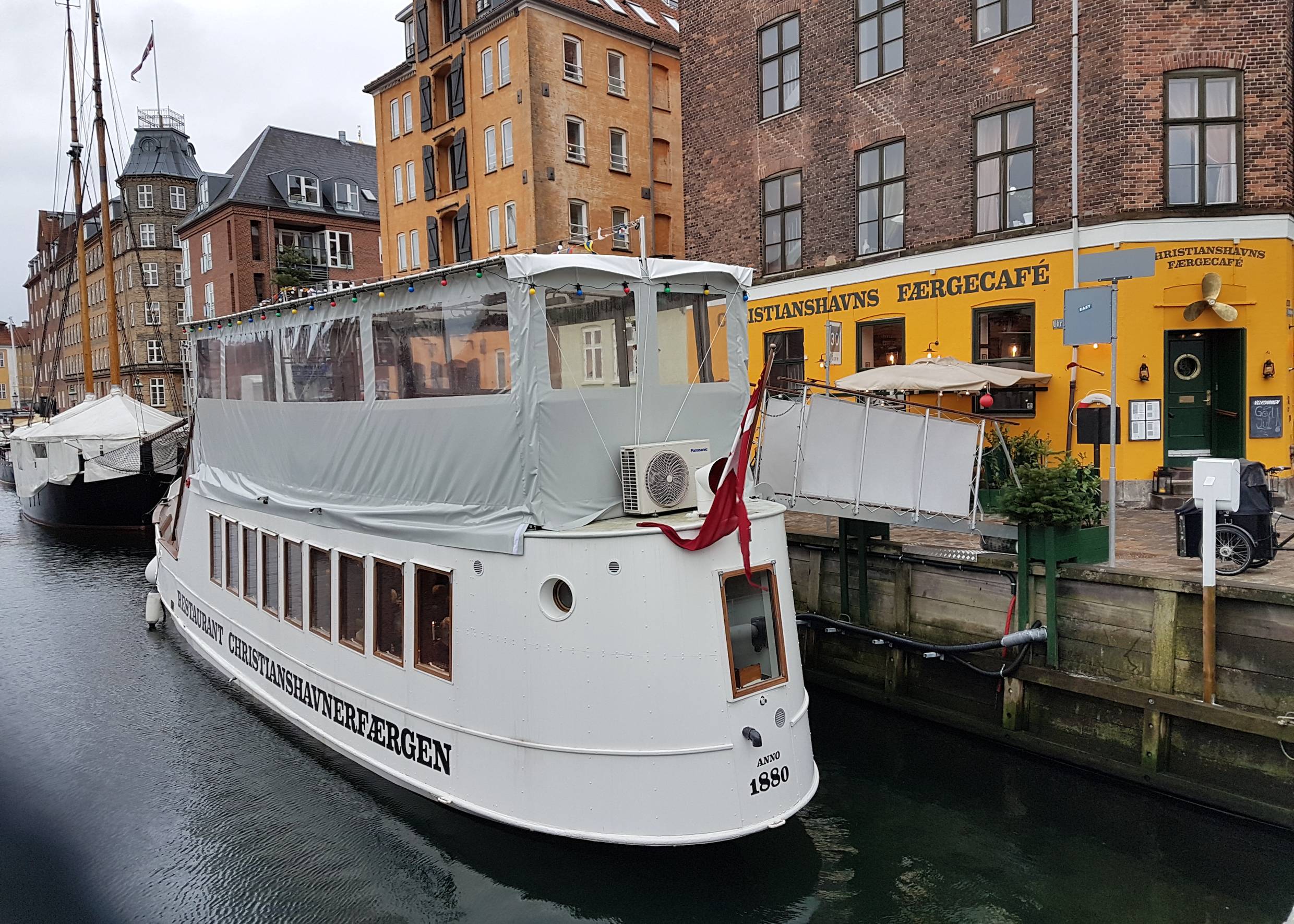 Weißes Schiff und gelbes Haus mit einem Restaurant