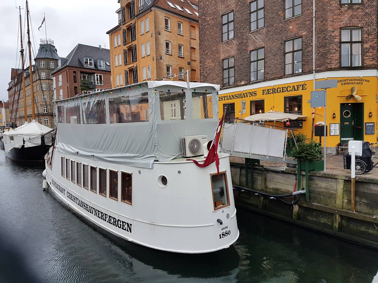 Weißes Schiff und gelbes Haus mit einem Restaurant
