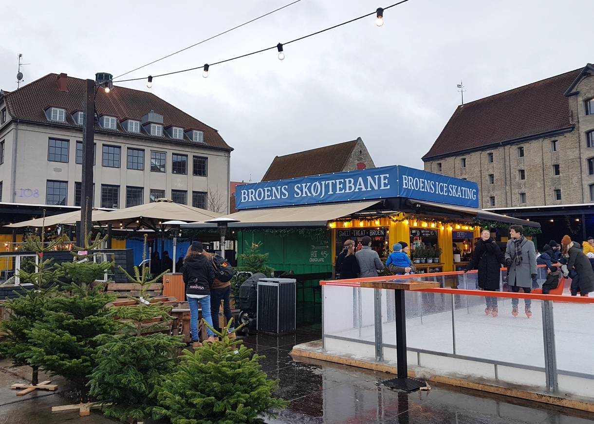 Eislaufbahn und Imbissbuden in der Stadt