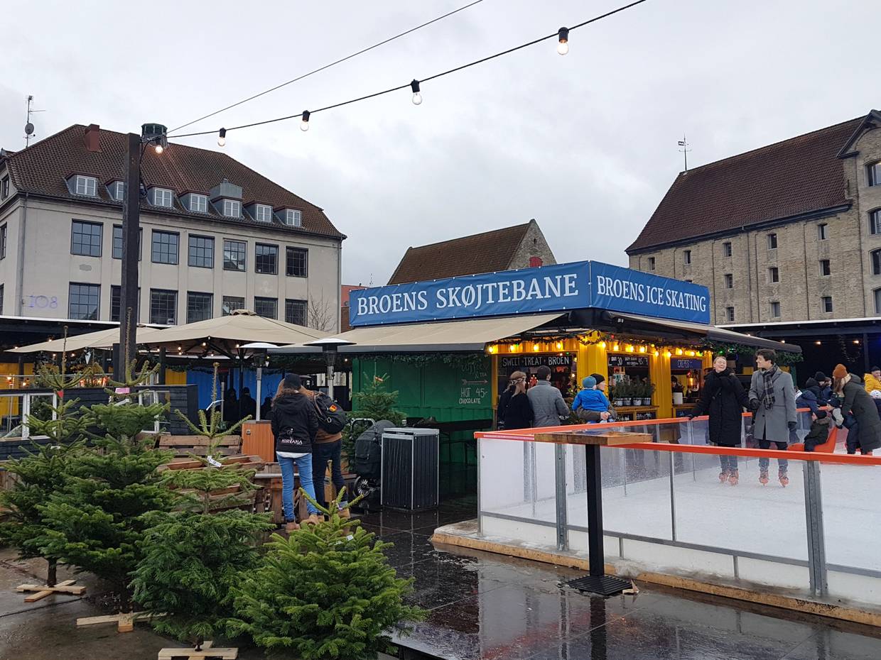 Eislaufbahn und Imbissbuden in der Stadt