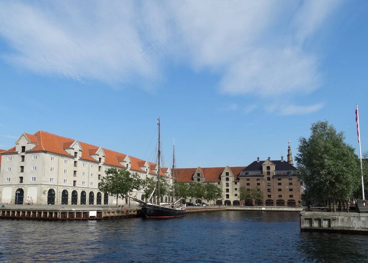 Hafenbucht mit Holzsegelschiff, dahinter alte Speicher