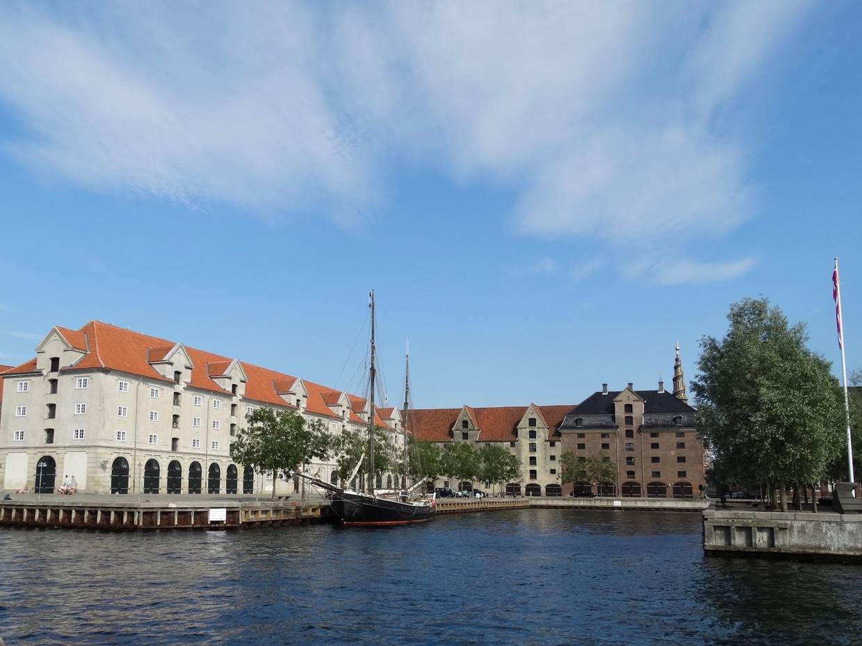 Hafenbucht mit Holzsegelschiff, dahinter alte Speicher