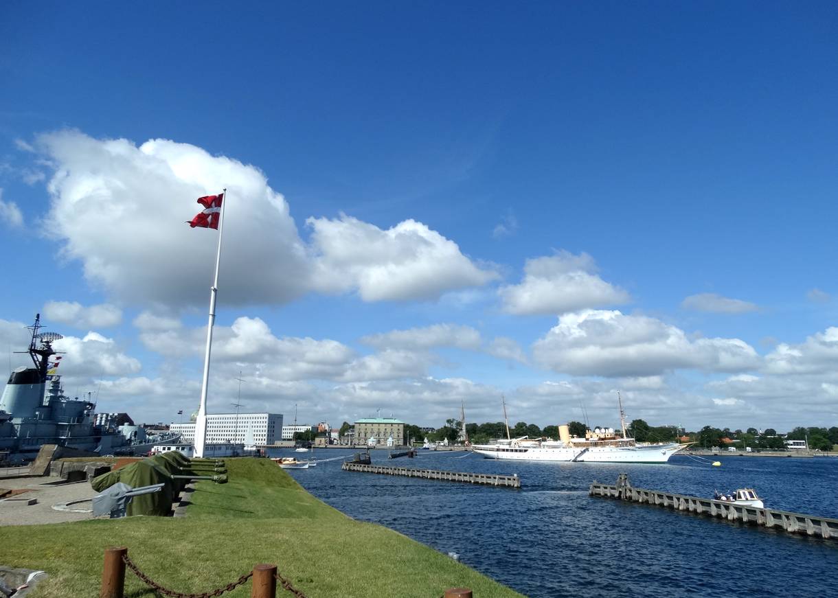 Die königliche Jacht Dannebrog im Hafen vor Holmen