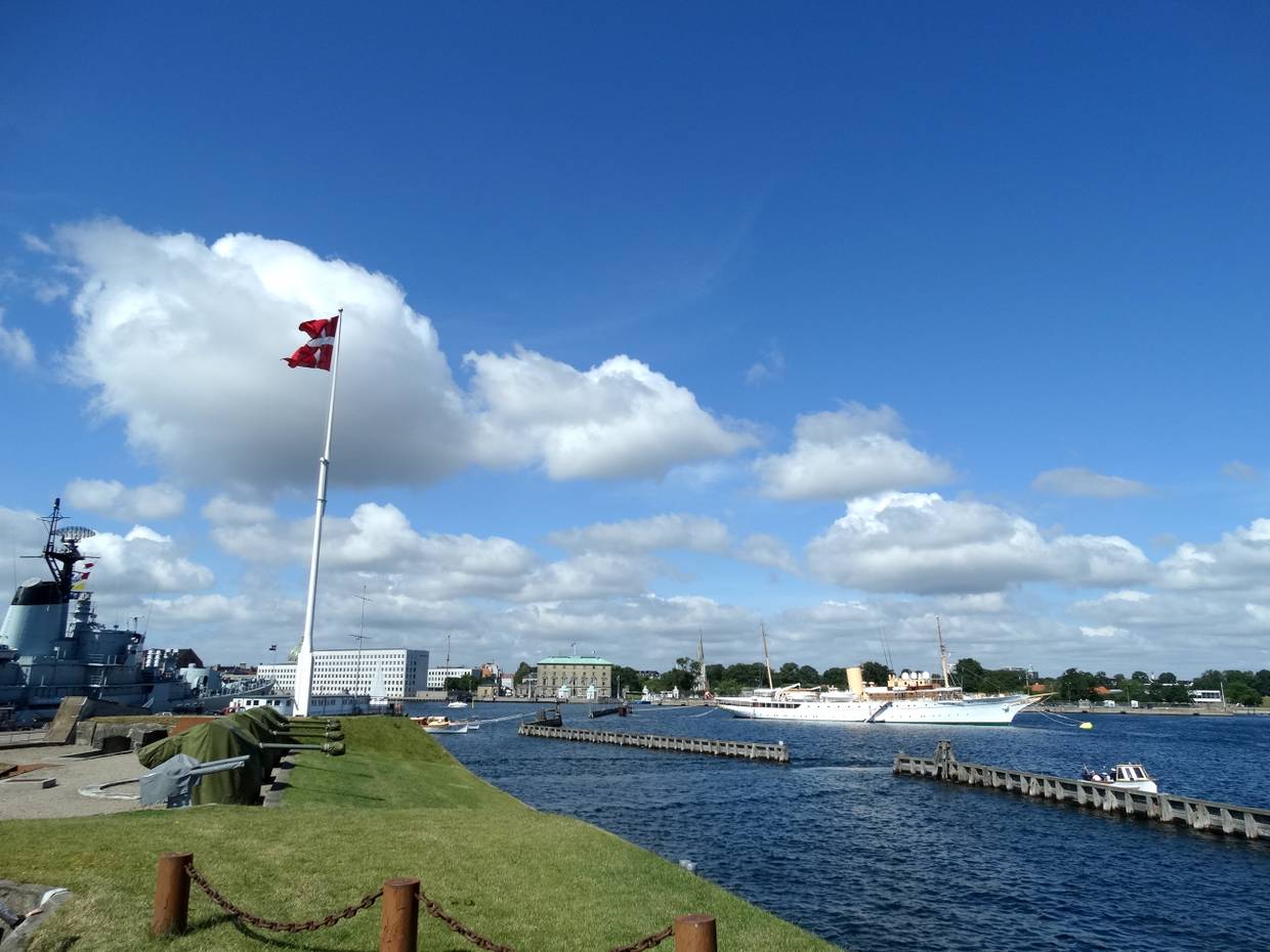 Die königliche Jacht Dannebrog im Hafen vor Holmen