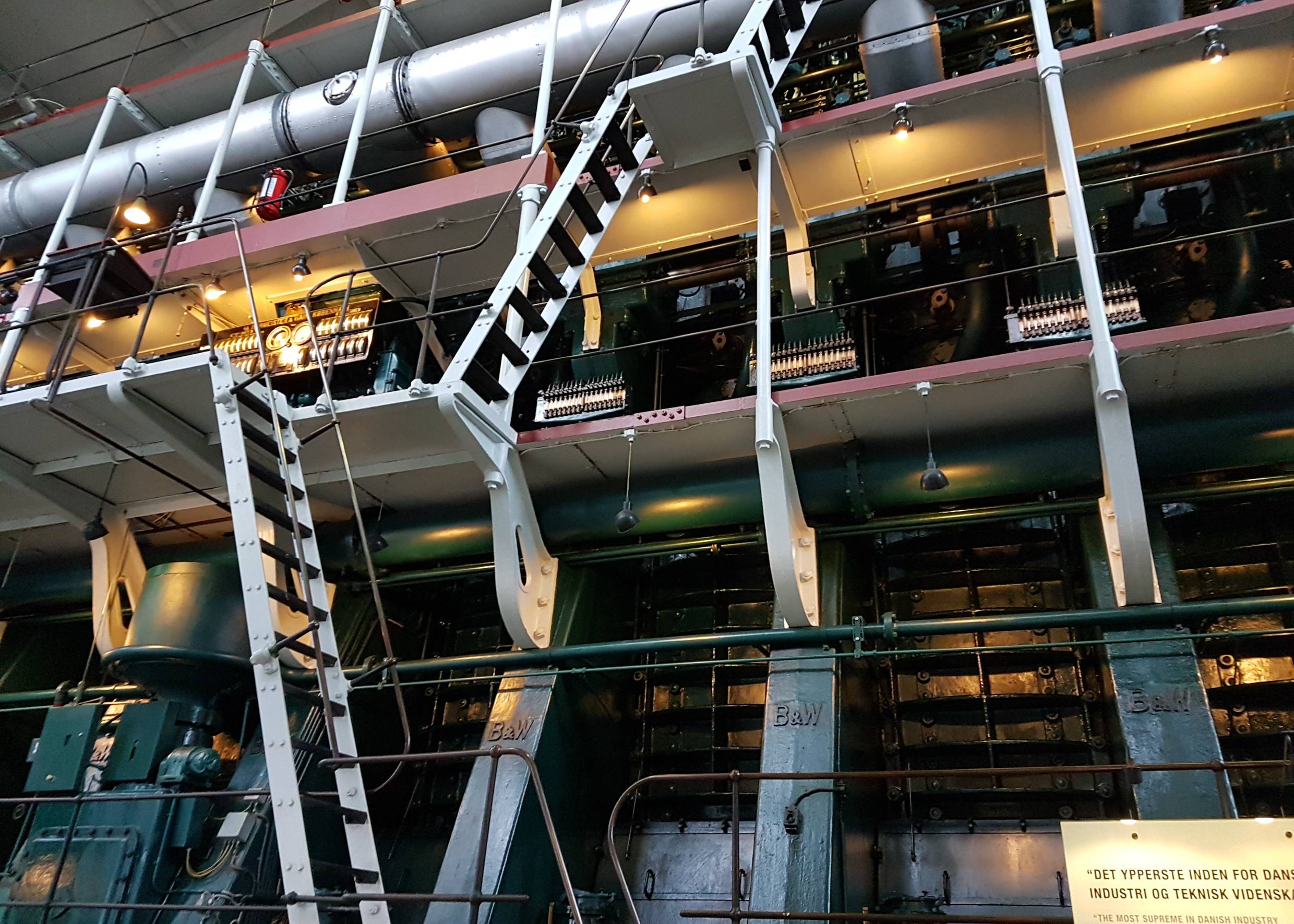 Riesiger Motor mit Stahltreppen zu den verschiedenen Etagen des Motors