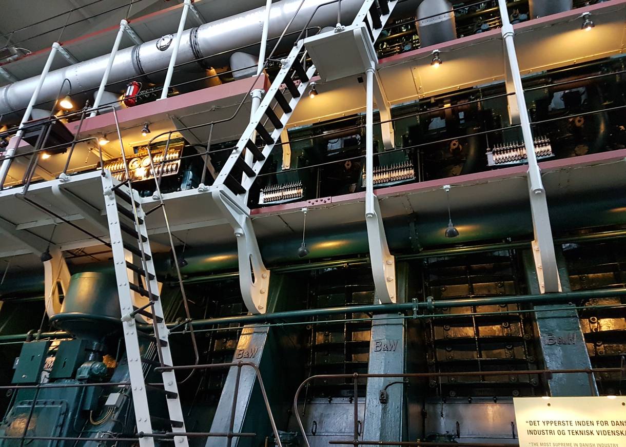 Riesiger Motor mit Stahltreppen zu den verschiedenen Etagen des Motors