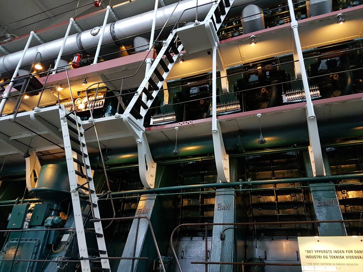 Riesiger Motor mit Stahltreppen zu den verschiedenen Etagen des Motors