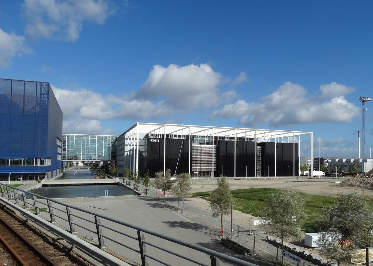 Zwei moderne Gebäude, die mit einem Gang über drei Wasserbecken vrbunden sind