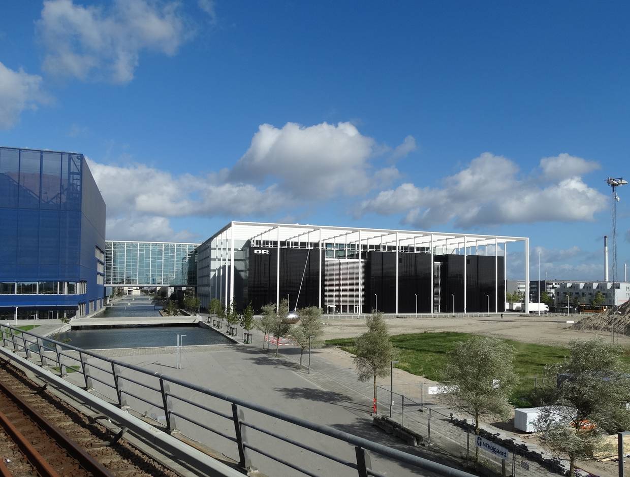 Zwei moderne Gebäude, die mit einem Gang über drei Wasserbecken vrbunden sind