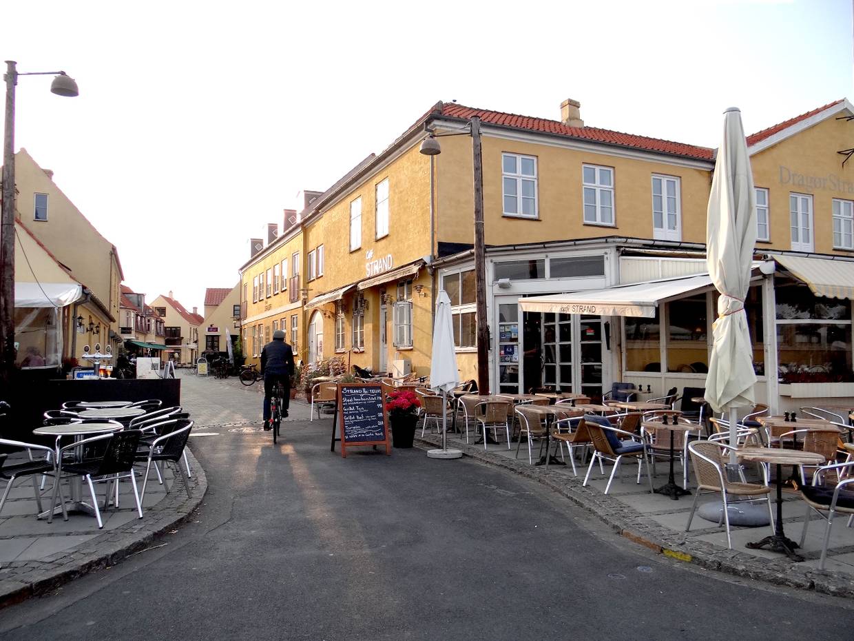 Eine schmale Straße mit Restaurants in Dragør
