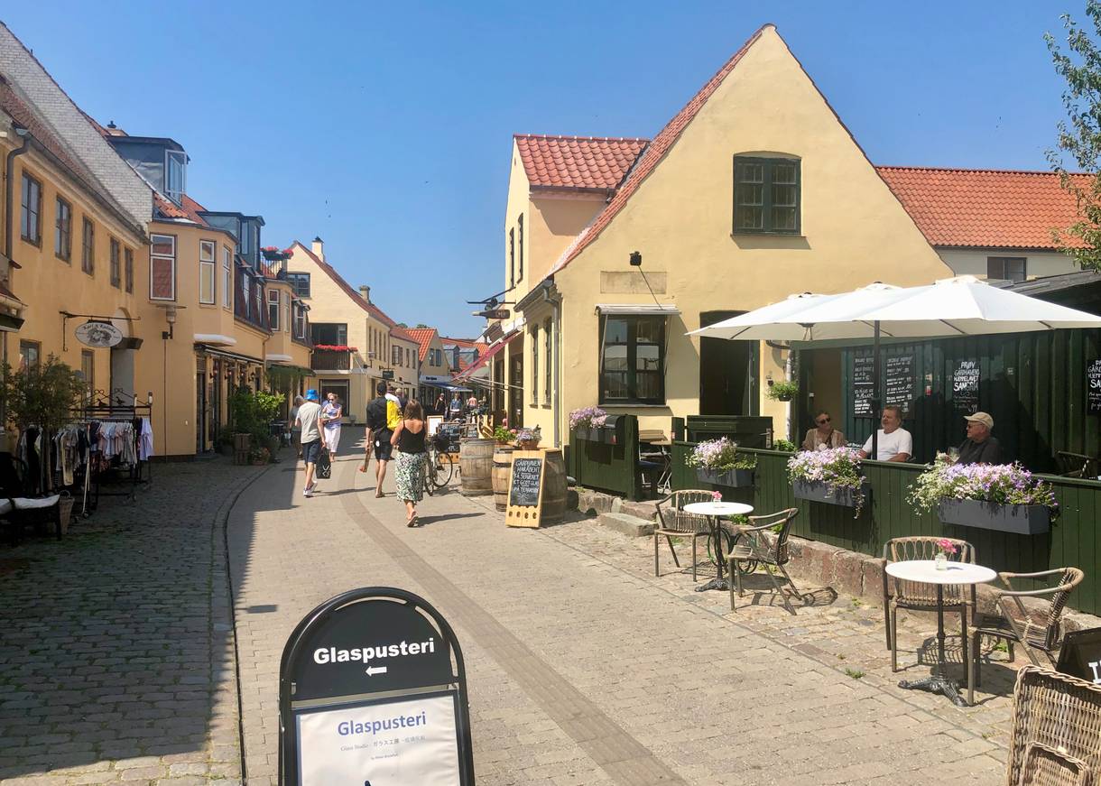 Gelbe, alte Häuser mit Geschäften und Lokalen