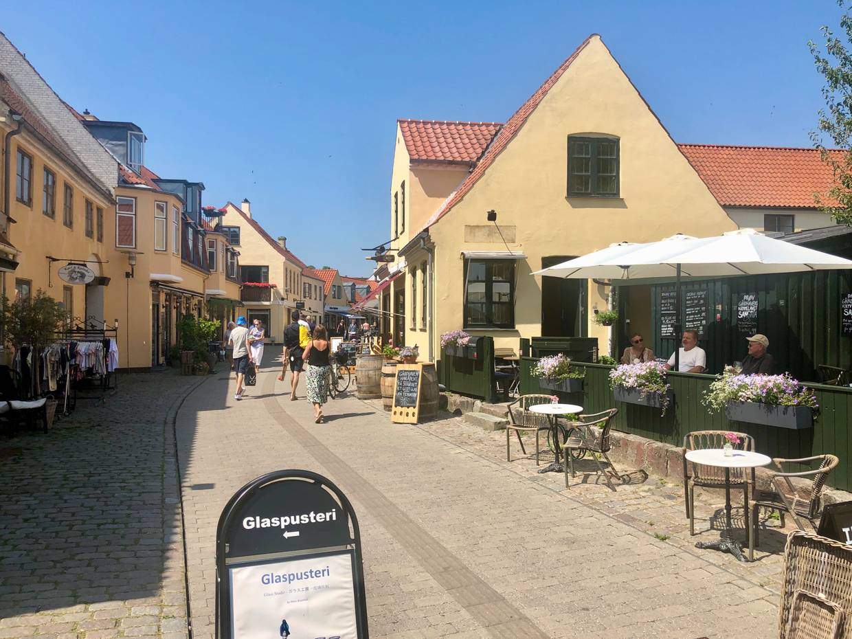 Gelbe, alte Häuser mit Geschäften und Lokalen