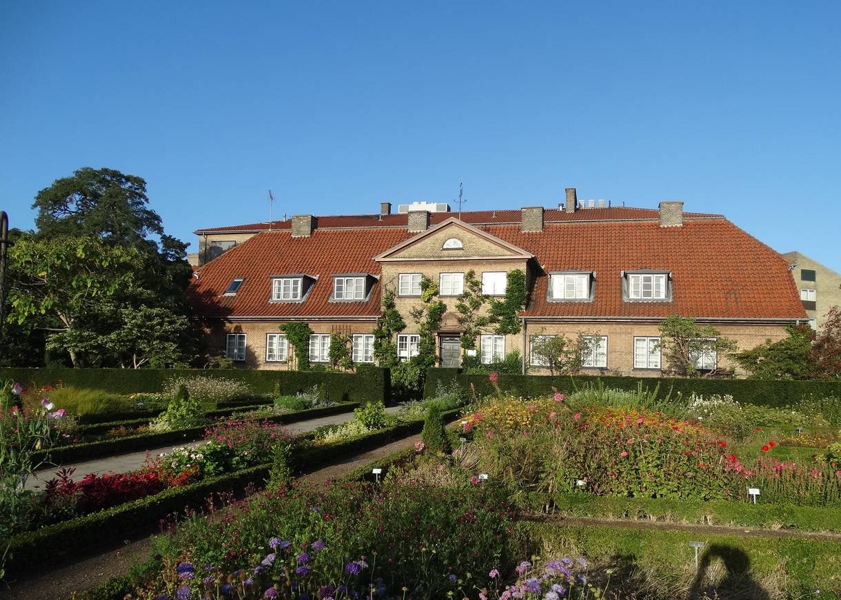 Blumengarten vor einem alten Universitätsgebäude