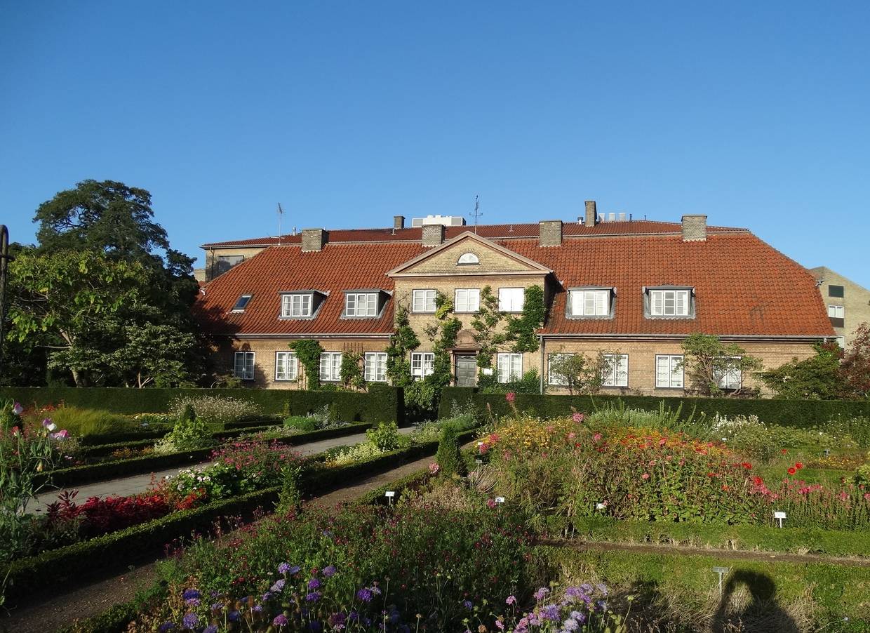 Blumengarten vor einem alten Universitätsgebäude