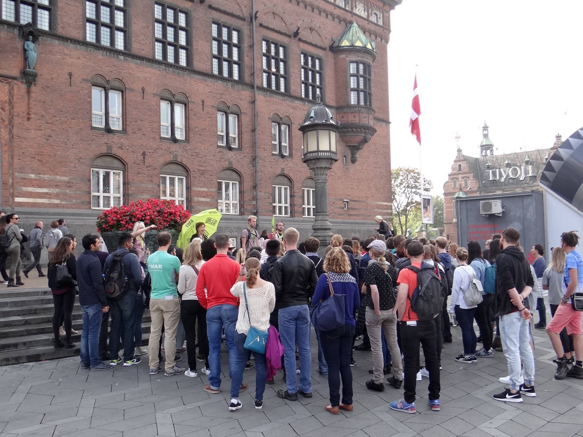 Menschengruppe vor dem Rathaus