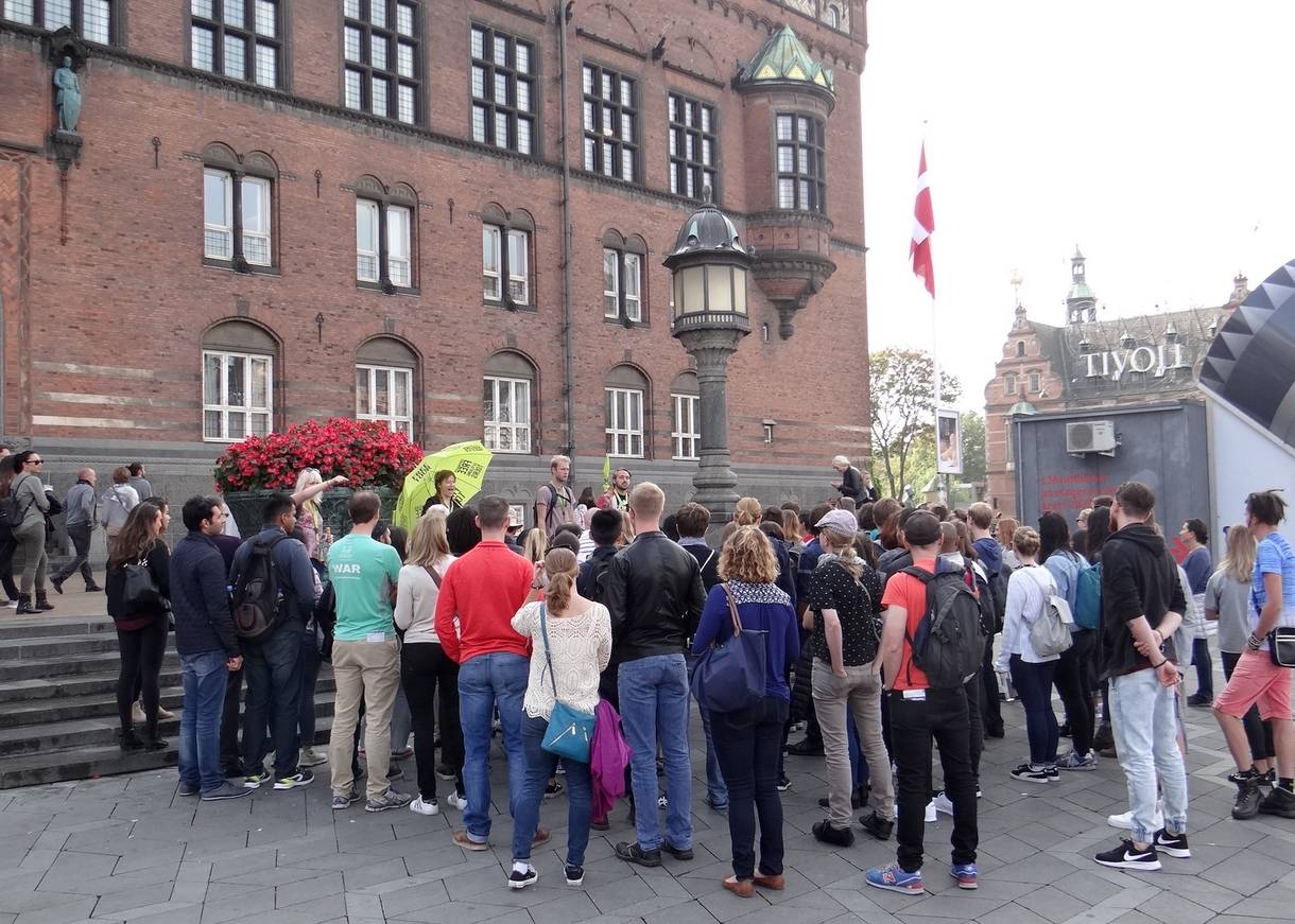 Menschengruppe vor dem Rathaus