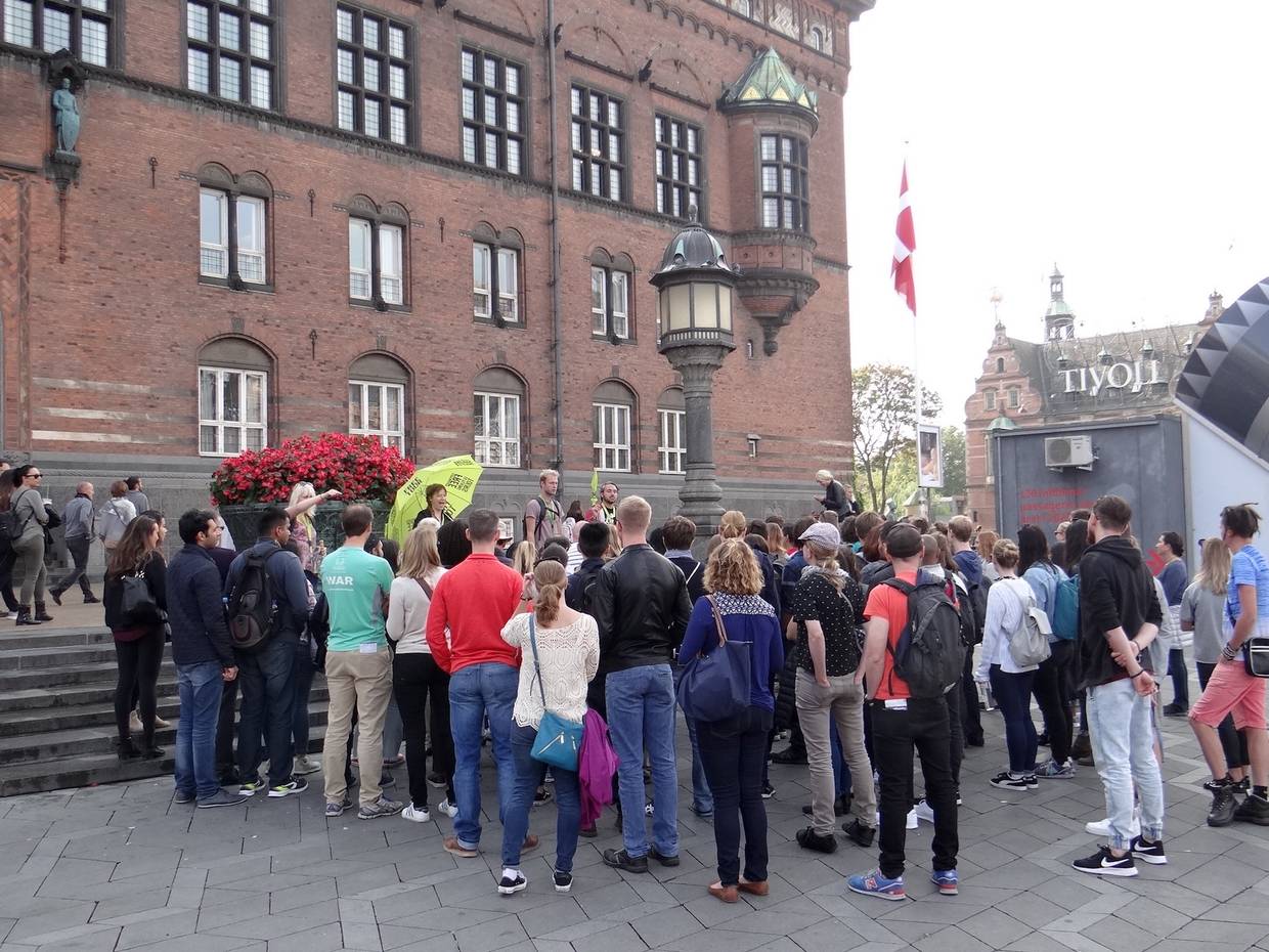 Menschengruppe vor dem Rathaus